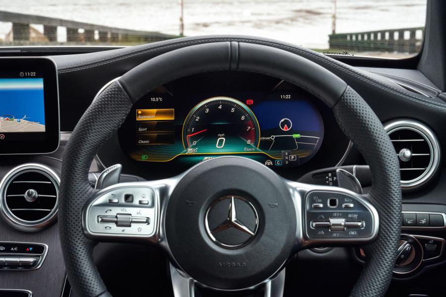 Панель приборов Mercedes-AMG C43 4Matic Coupe (C205) 2018 года  (UK) (фото 38 из 40)